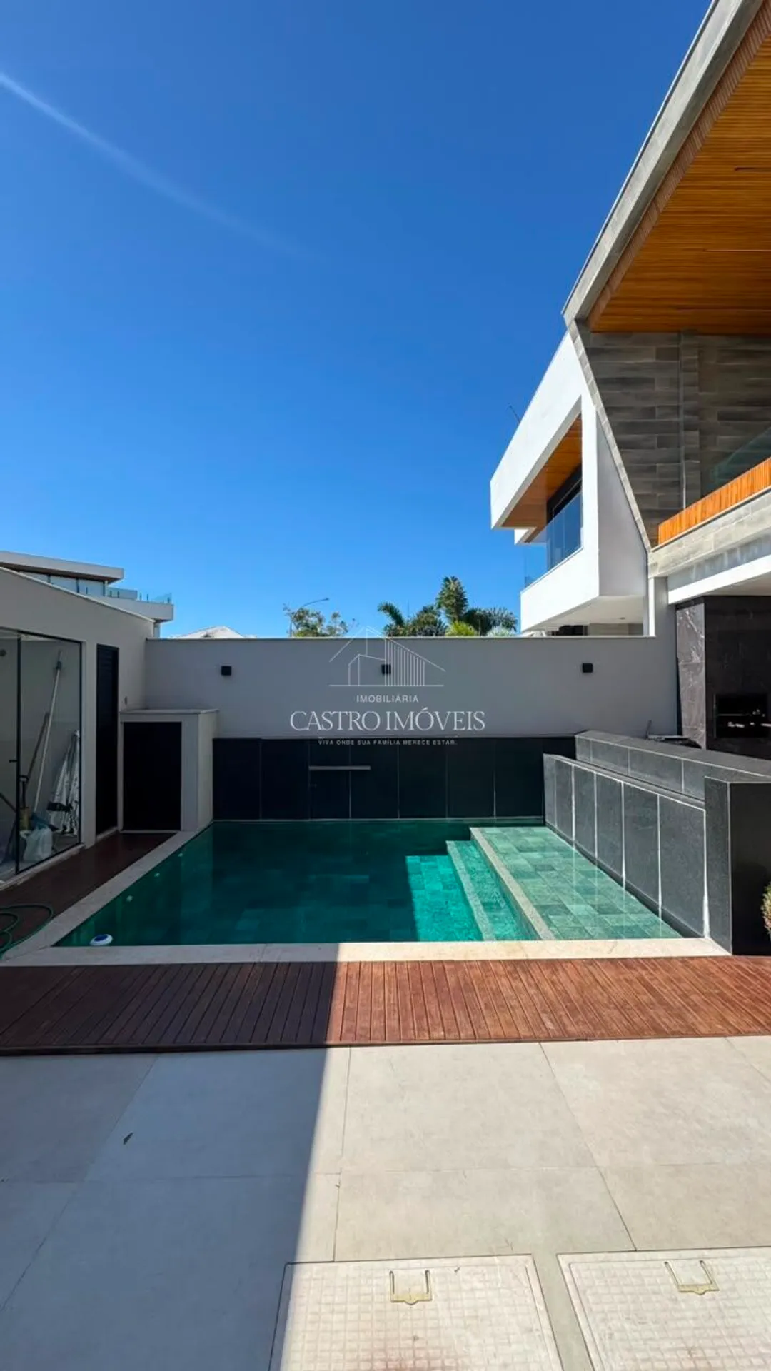 540 m² triplex house with 4 en-suite bedrooms — photo 40