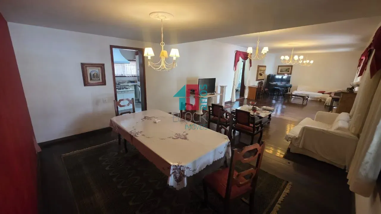 Duplex house with desk workspace and 4 bedrooms