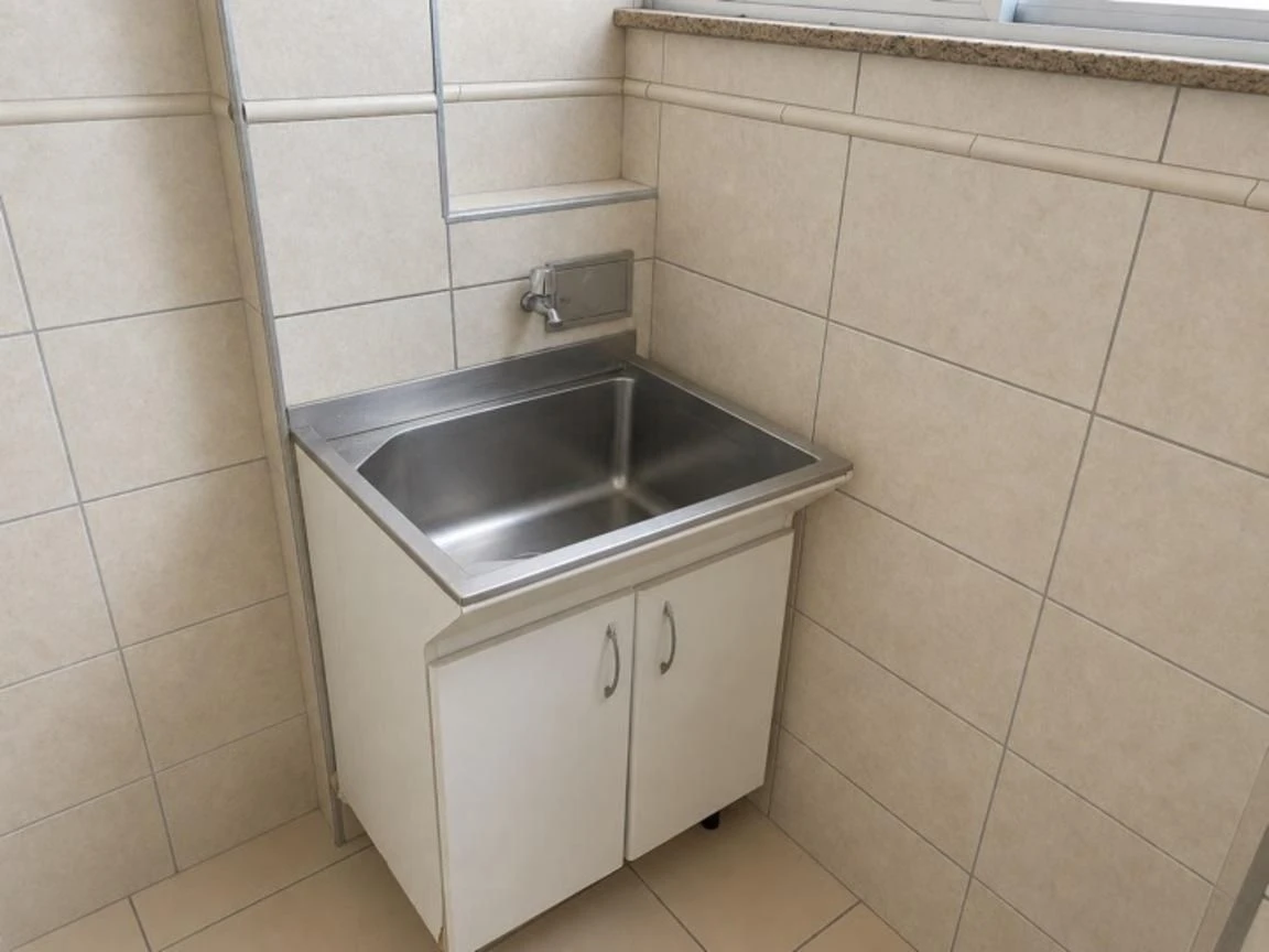 Apartamento com 2 quartos e banheiro com box de vidro — photo 9