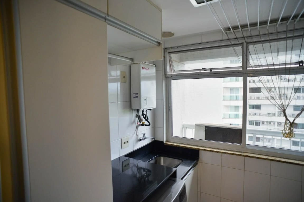3-bedroom apartment with a glass-enclosed balcony — photo 35
