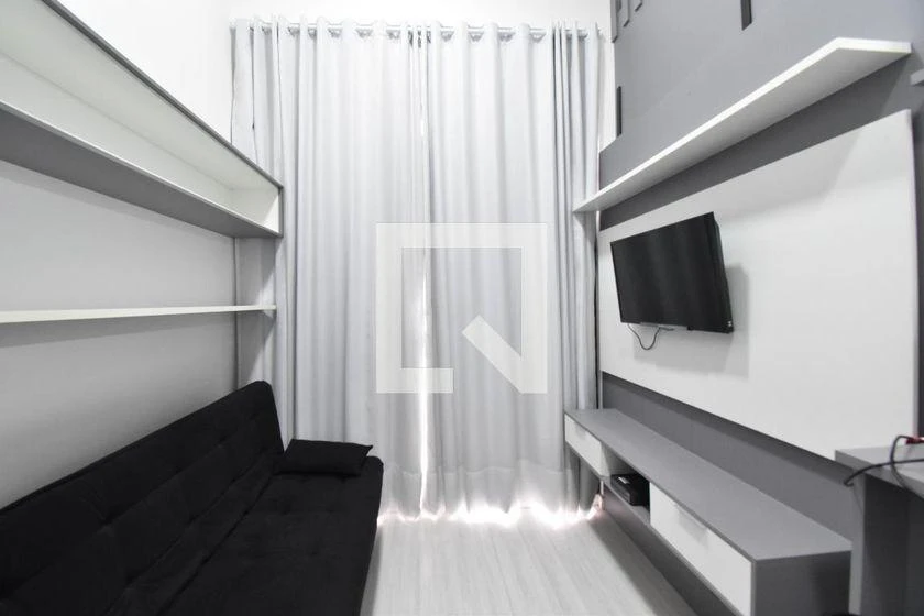 One-bedroom apartment in a building with a gym — photo 10