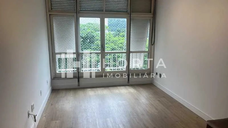 Wood or laminate floors in a 3-bedroom apartment, 127 m² — photo 13