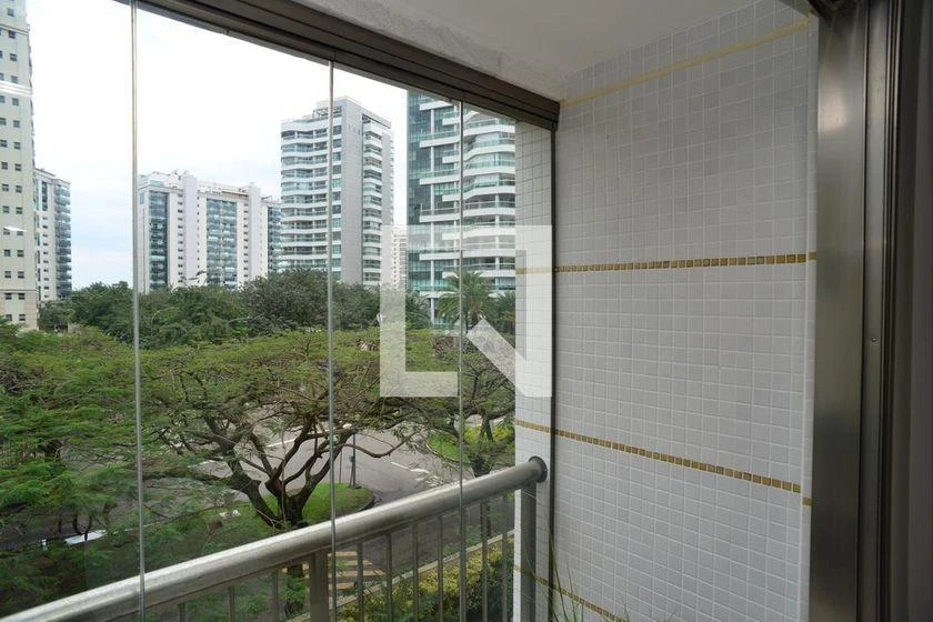 298 m² rental apartment with 4 en-suite bedrooms and balcony — photo 25