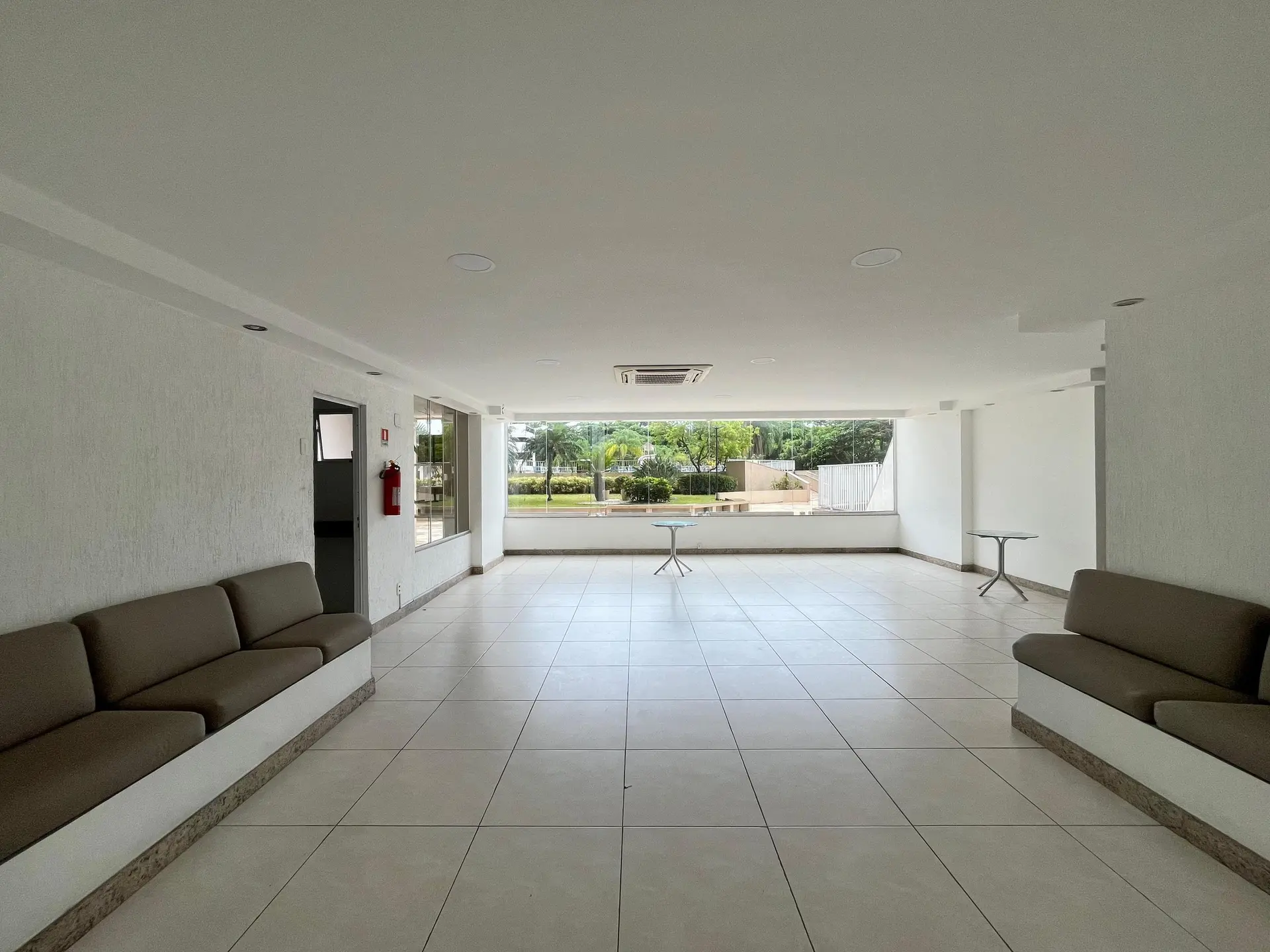 Floor-to-ceiling windows in a one-bedroom apartment, 70 m² — photo 27