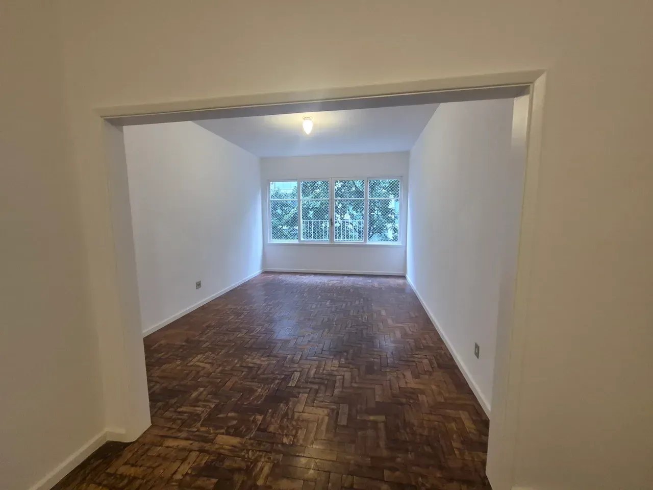 Wood or laminate floors in a 3-bedroom apartment, 129 m² — photo 18