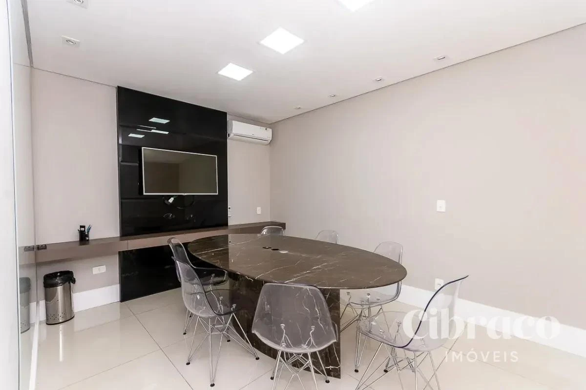Balcony with a grill in a 4-bedroom apartment, 131 m² — photo 28