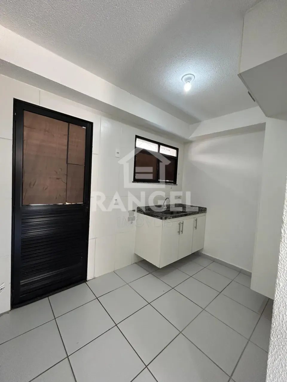 House with 2 bedrooms and 2 bathrooms, includes parking — photo 2