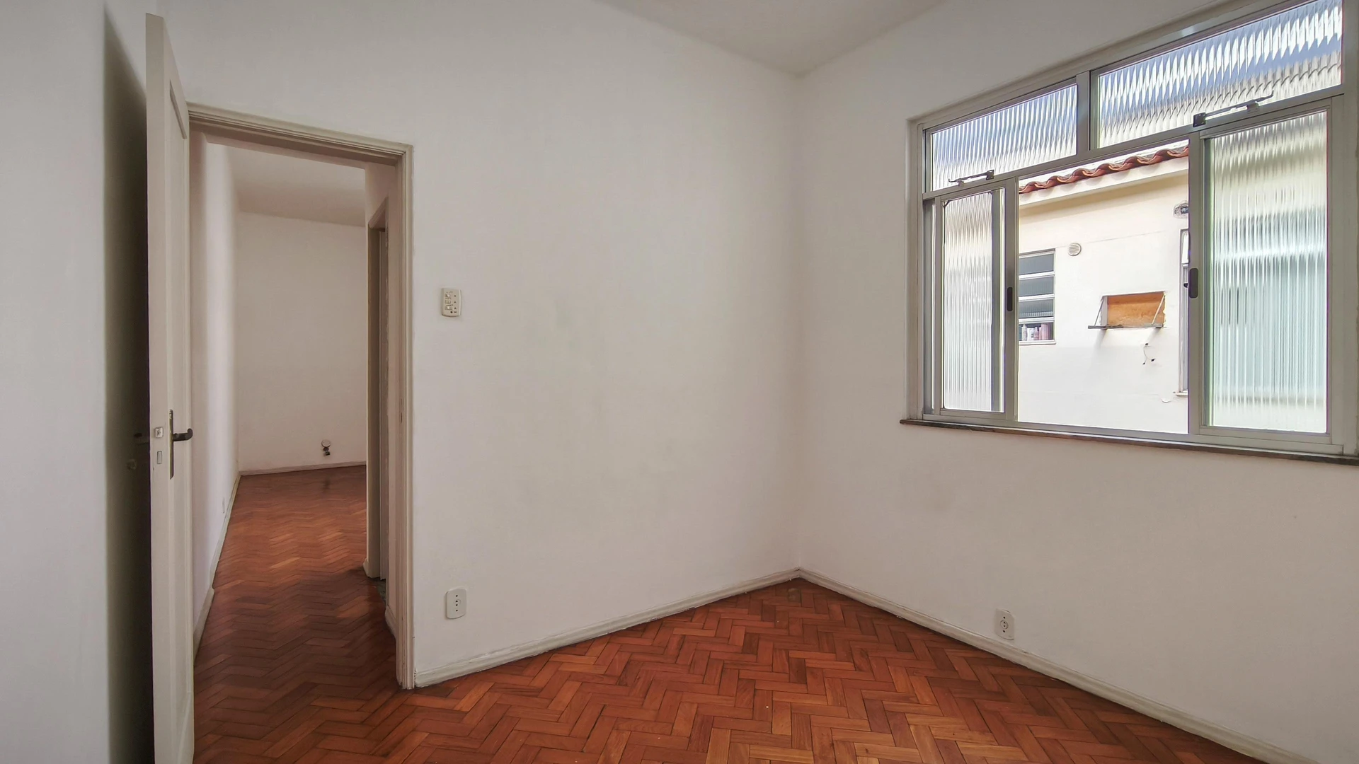 Деревянный пол или ламинат и 1 спальня: квартира 40 м² — photo 10