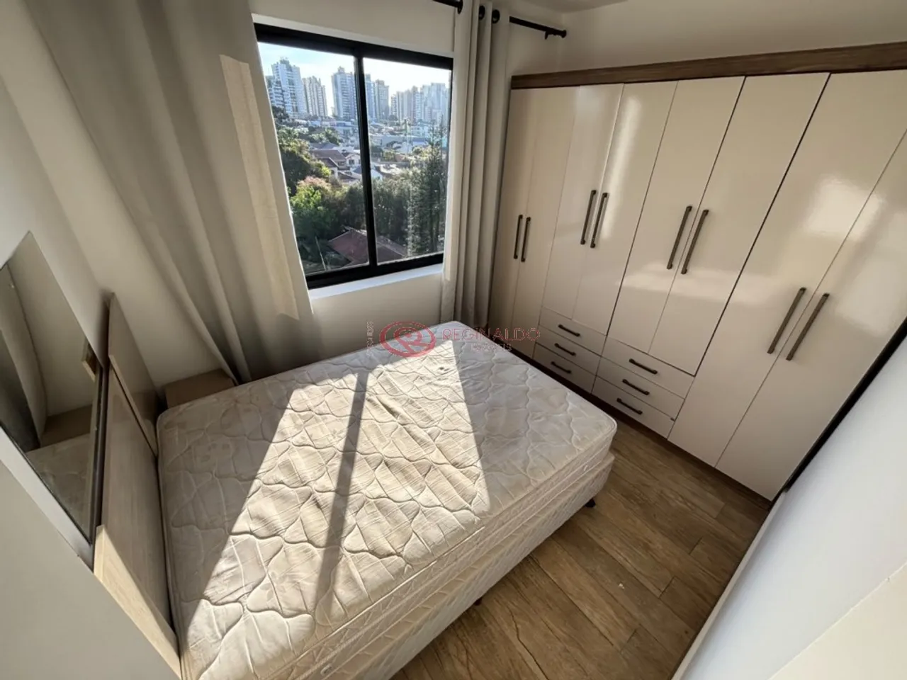 2-bedroom apartment with an open-plan kitchen and 1 parking spot — photo 3
