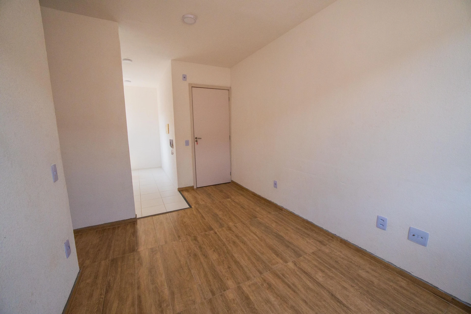 2-bedroom apartment with wood or laminate floors in Curitiba — photo 21