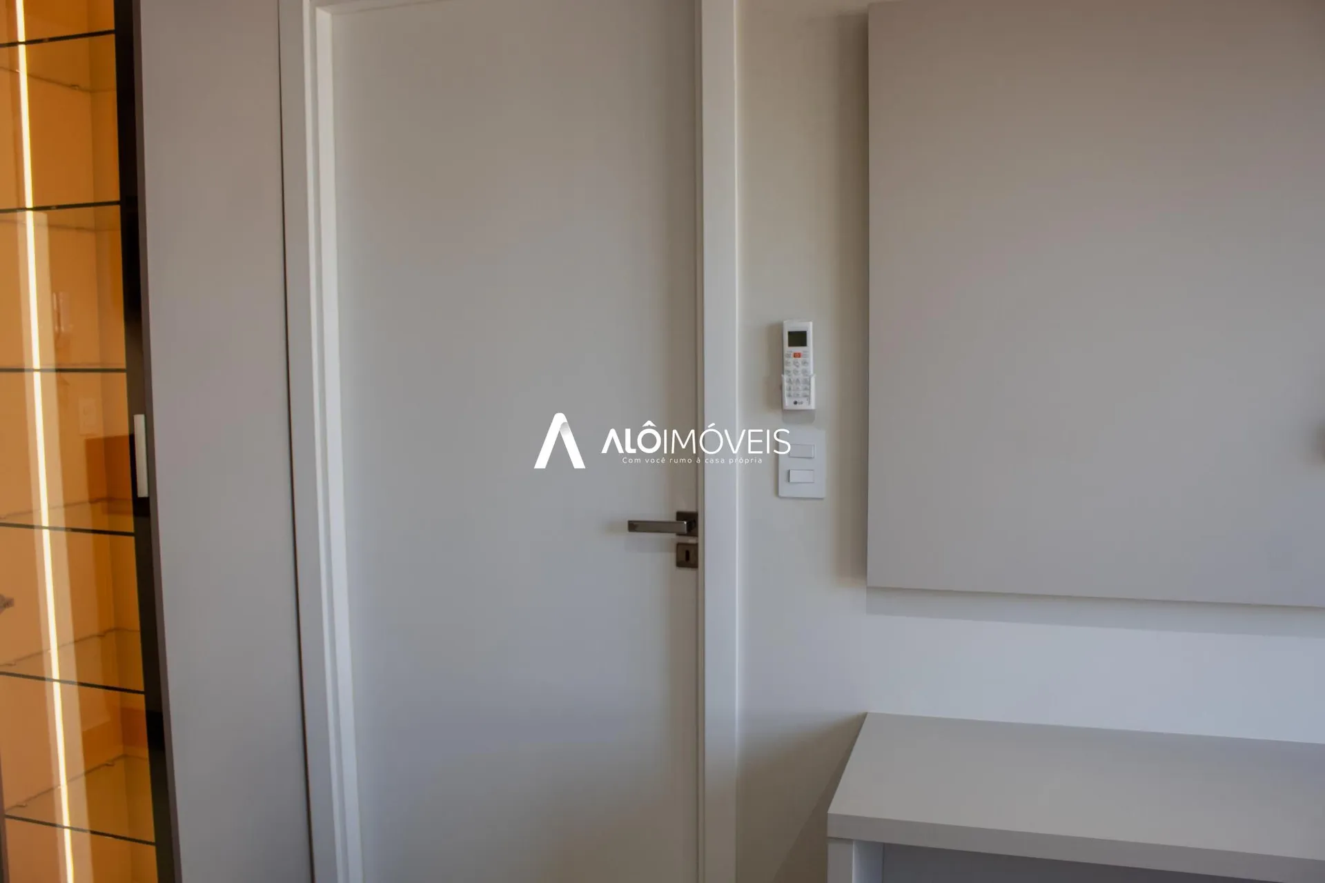 Furnished 1-bedroom apartment with open-plan kitchen — photo 28