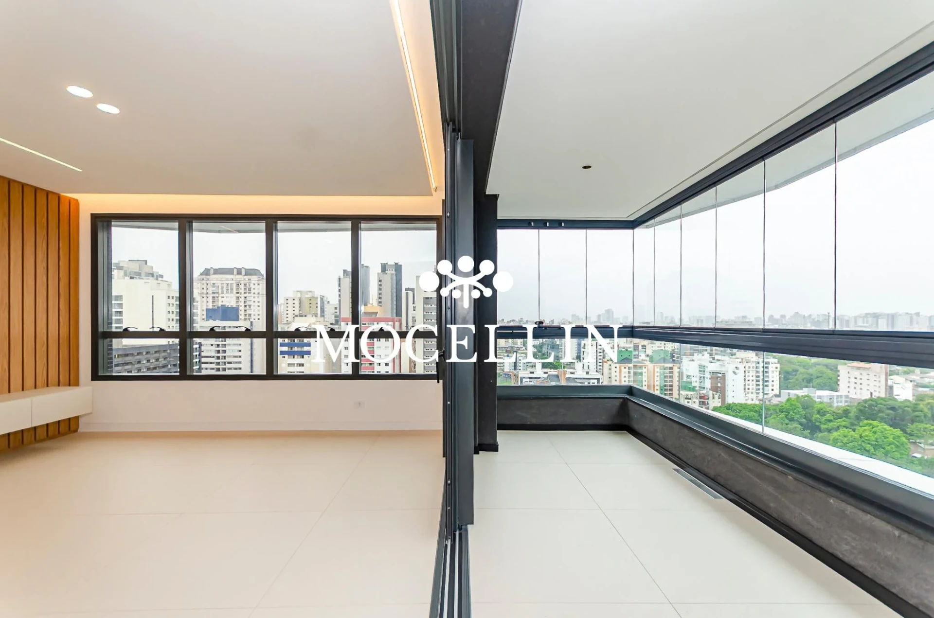 Floor-to-ceiling windows in a 3-bedroom apartment, 242 m²