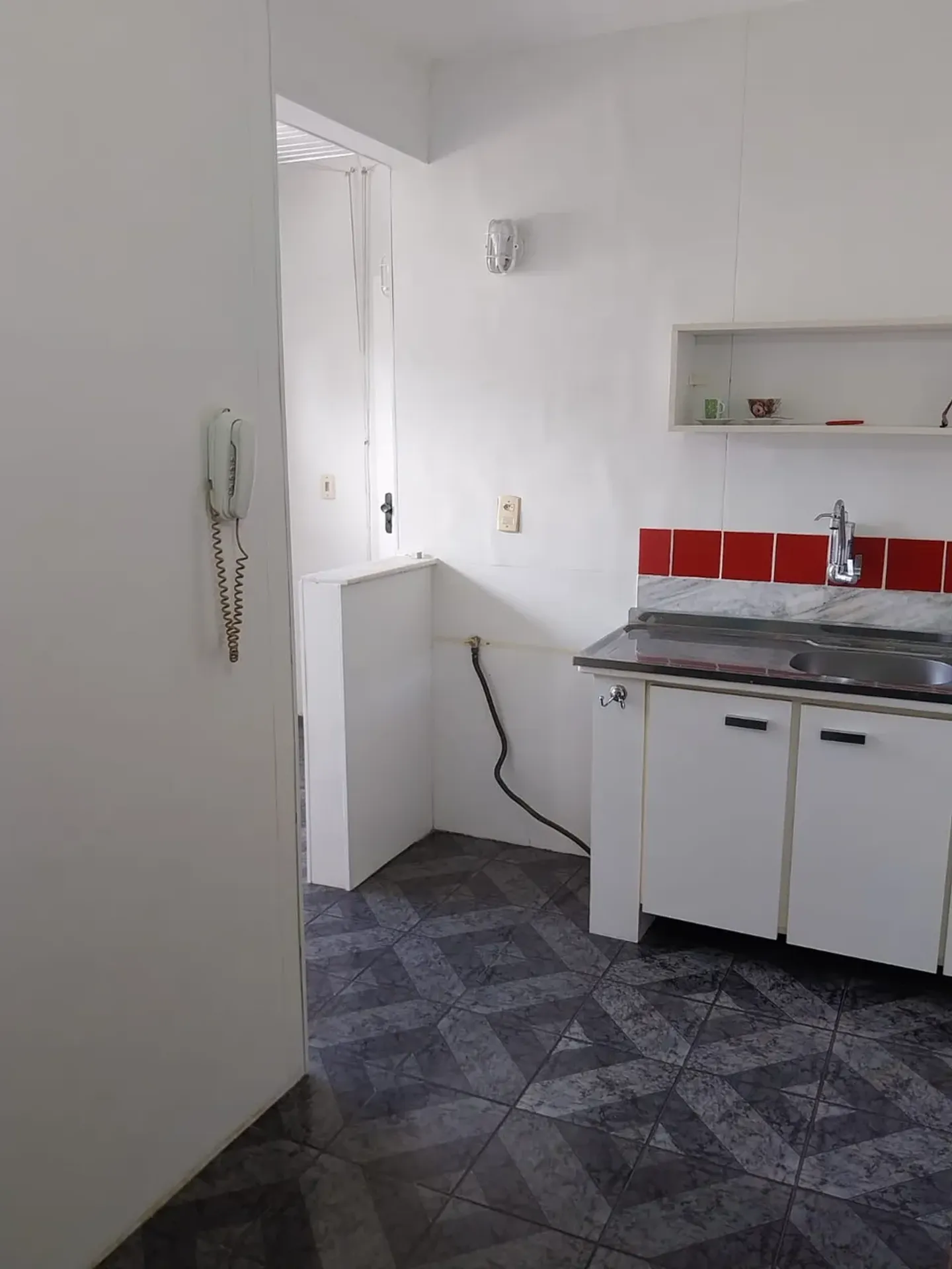 One-bedroom apartment with wood or laminate floors — photo 6