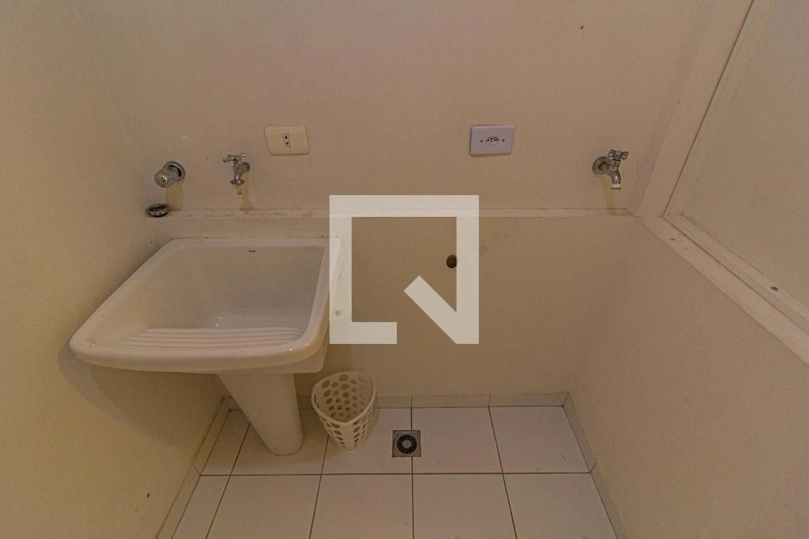 One-bedroom apartment in a building with a gym — photo 18