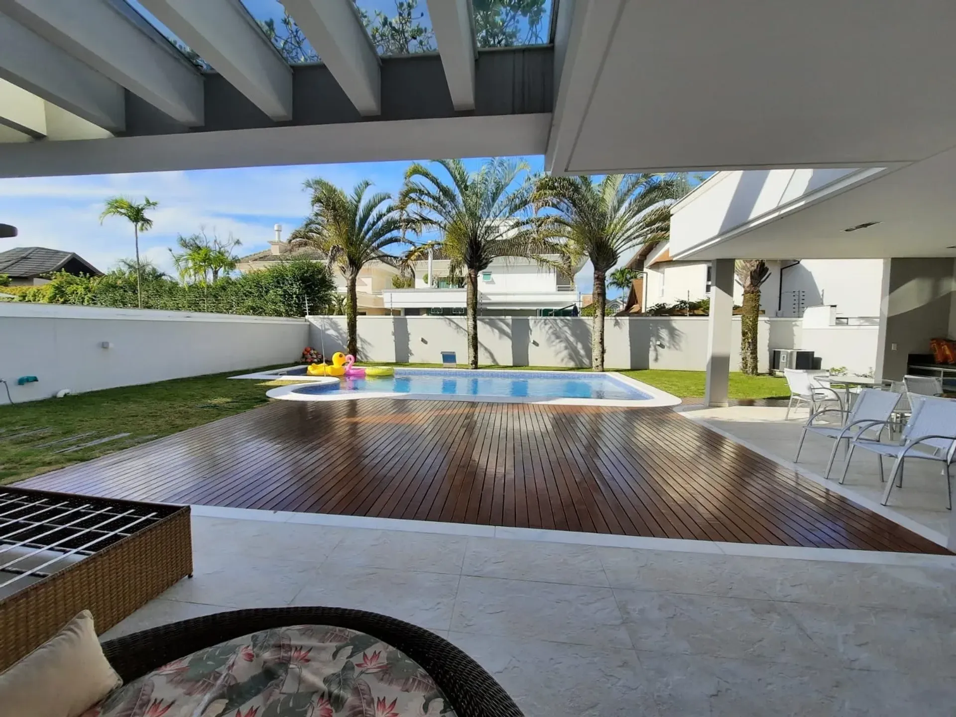 House with 7 bedrooms and an open-plan kitchen — photo 6