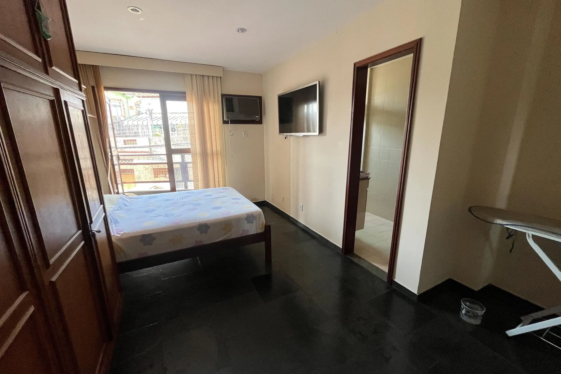 Furnished 3-bedroom apartment with laundry area — photo 18