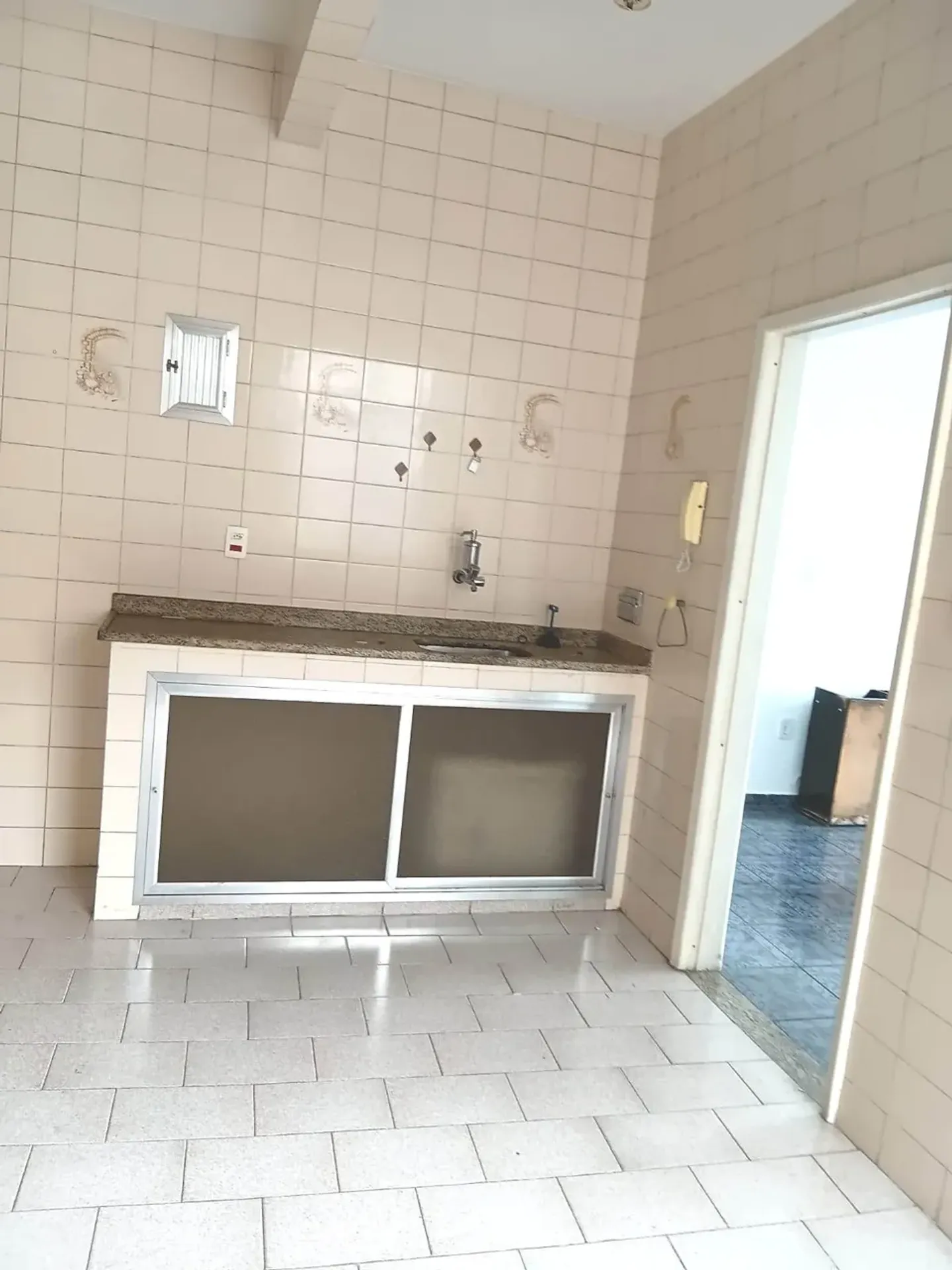 Apartment on the 4th floor with a grill on the balcony — photo 12