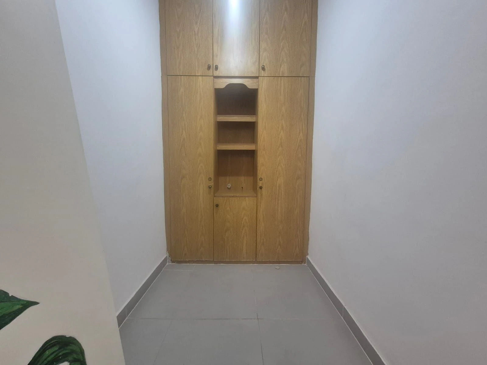Wood or laminate floors in a 3-bedroom apartment, 100 m² — photo 23