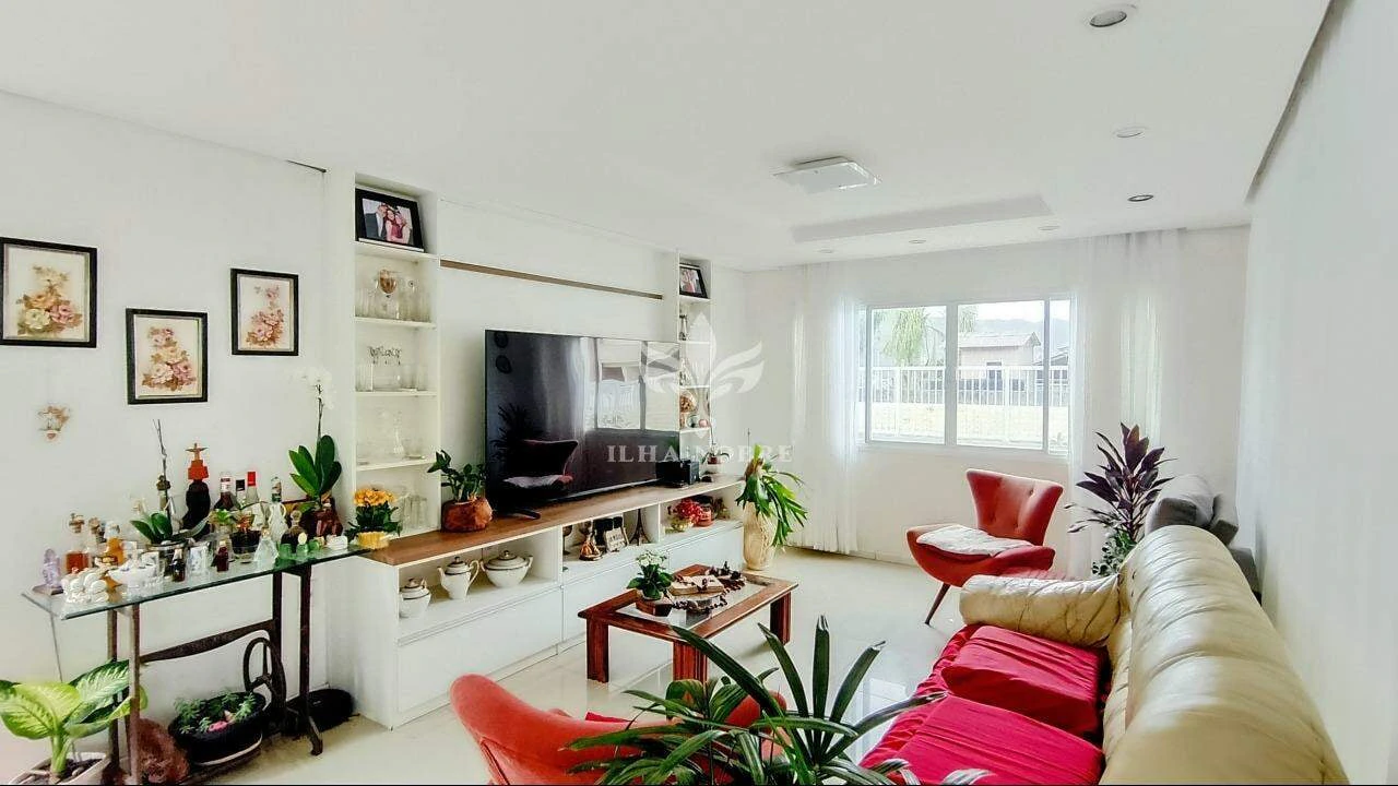 Glass-enclosed balcony in a 4-bedroom house, 400 m²