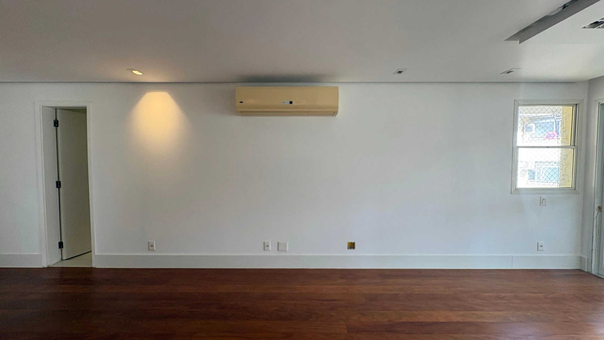 3-bedroom apartment with a glass-enclosed balcony — photo 16