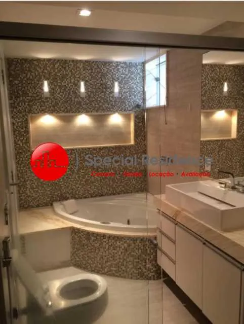 Glass-enclosed balcony in a 4-bedroom apartment, 300 m² — photo 4