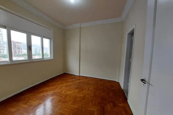 One-bedroom apartment with a mountain view — photo 9