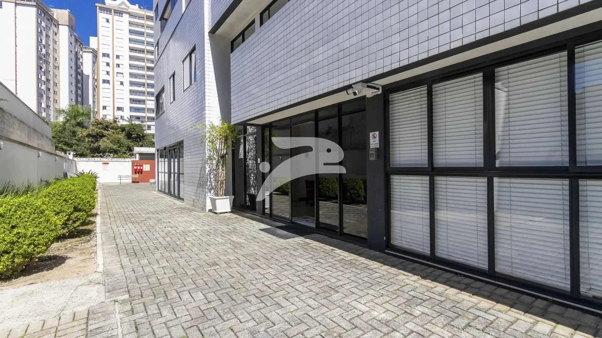 Furnished 1-bedroom apartment with covered parking — photo 19