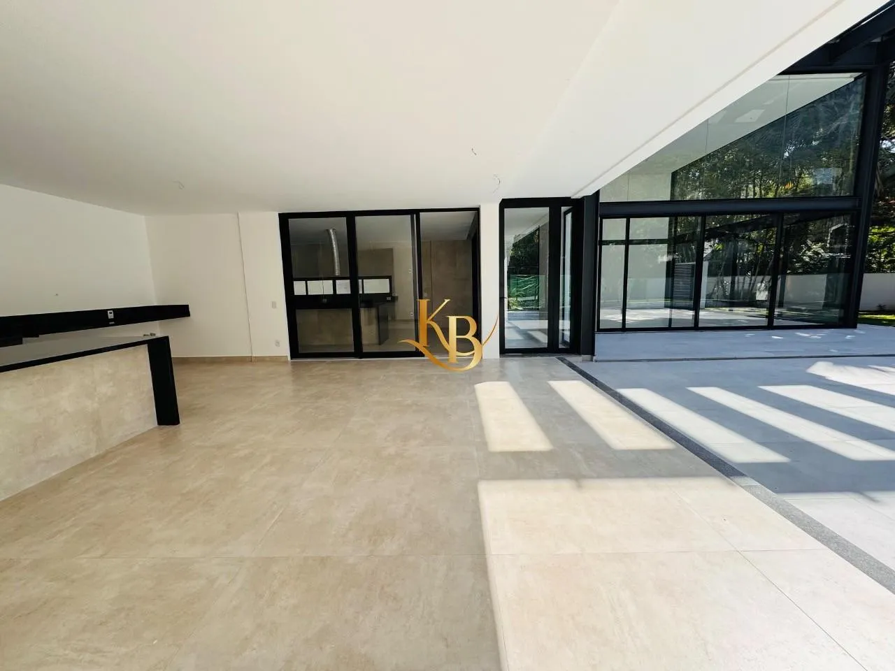 Casa com 5 quartos e área de piscina ao ar livre — photo 16