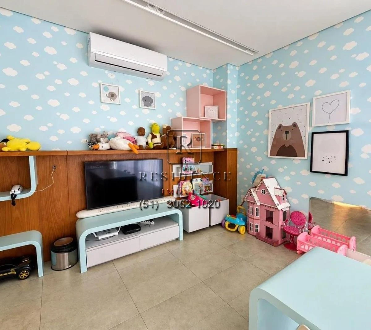 Balcony with a grill in a 2-bedroom apartment, 172 m² — photo 18