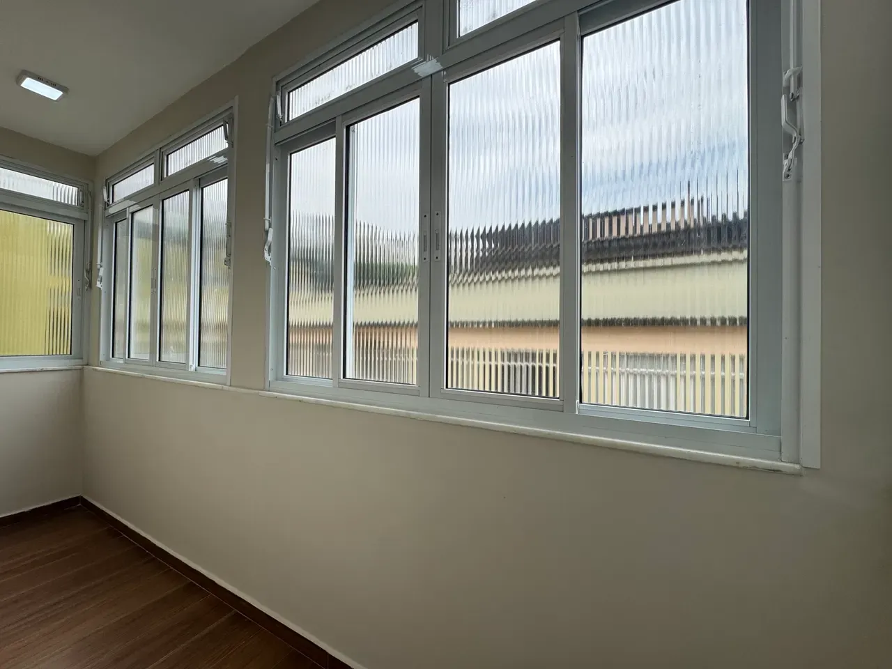 Glass-enclosed balcony in a one-bedroom apartment, 39 m² — photo 10