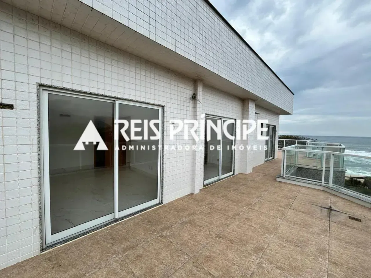 Unfurnished apartment with 4 bedrooms and a glass balcony — photo 12