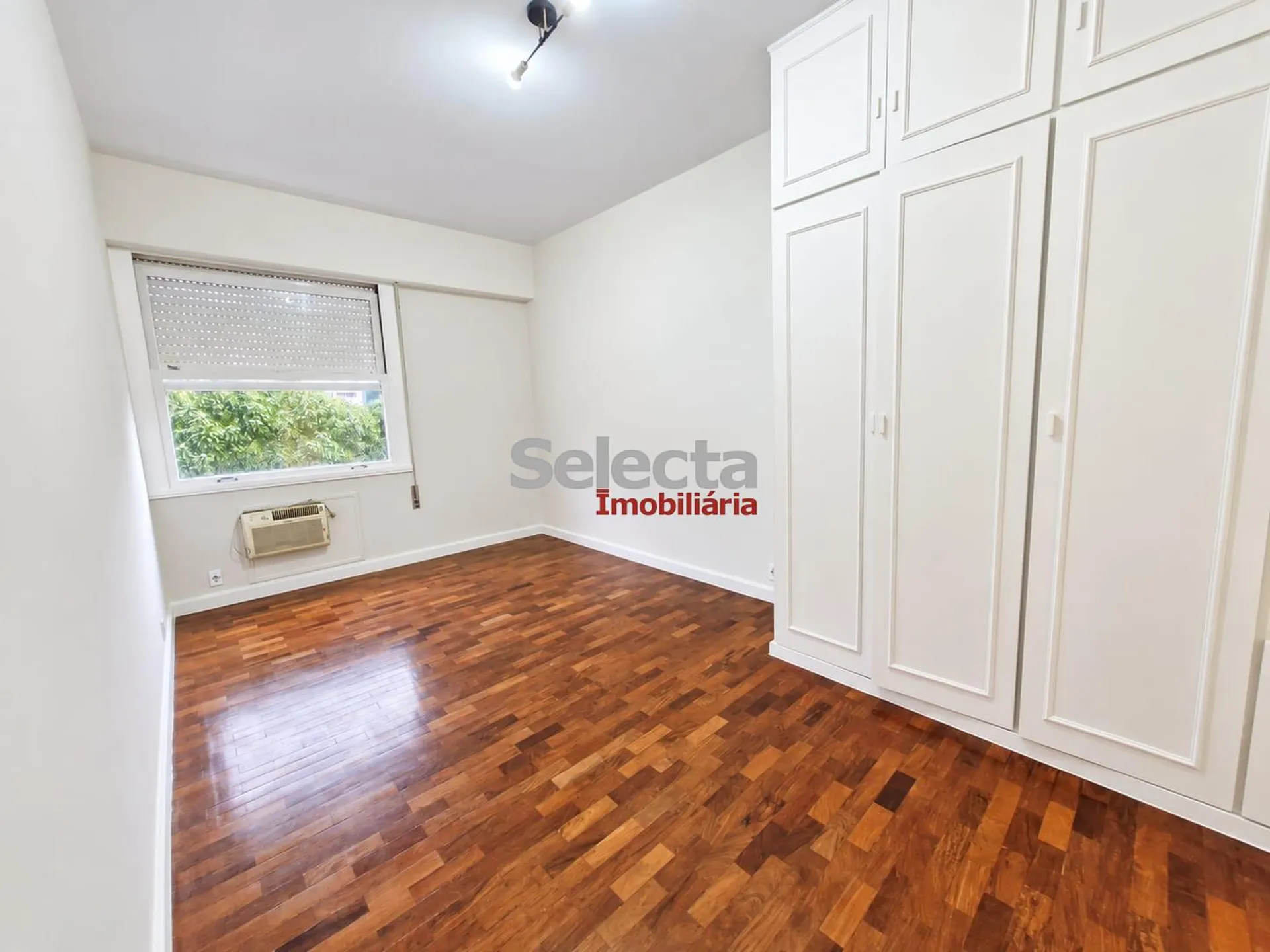 Apartment, 160 m², with wood or laminate floors — photo 14
