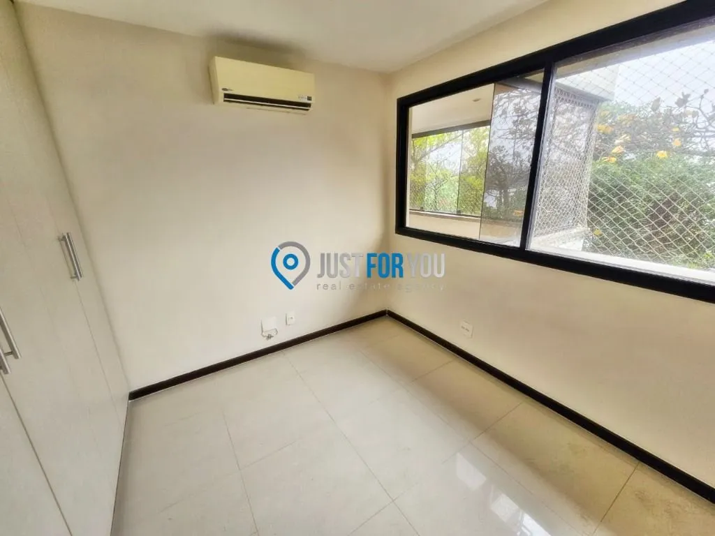 Apartamento com 3 dormitórios e varanda fechada de vidro — photo 26