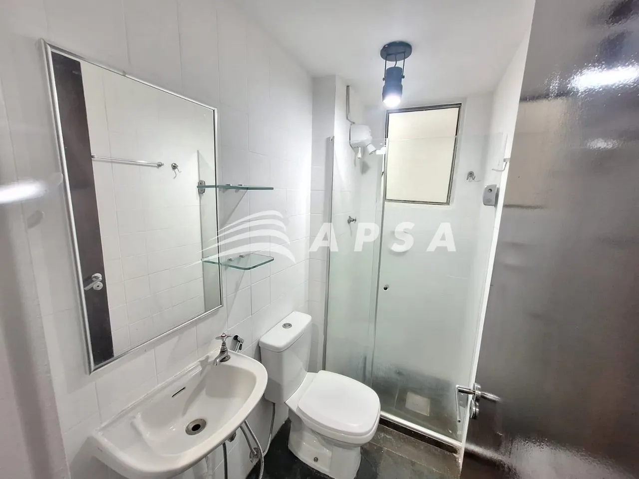 Apartamento de 2 quartos com box de vidro no banheiro — photo 4
