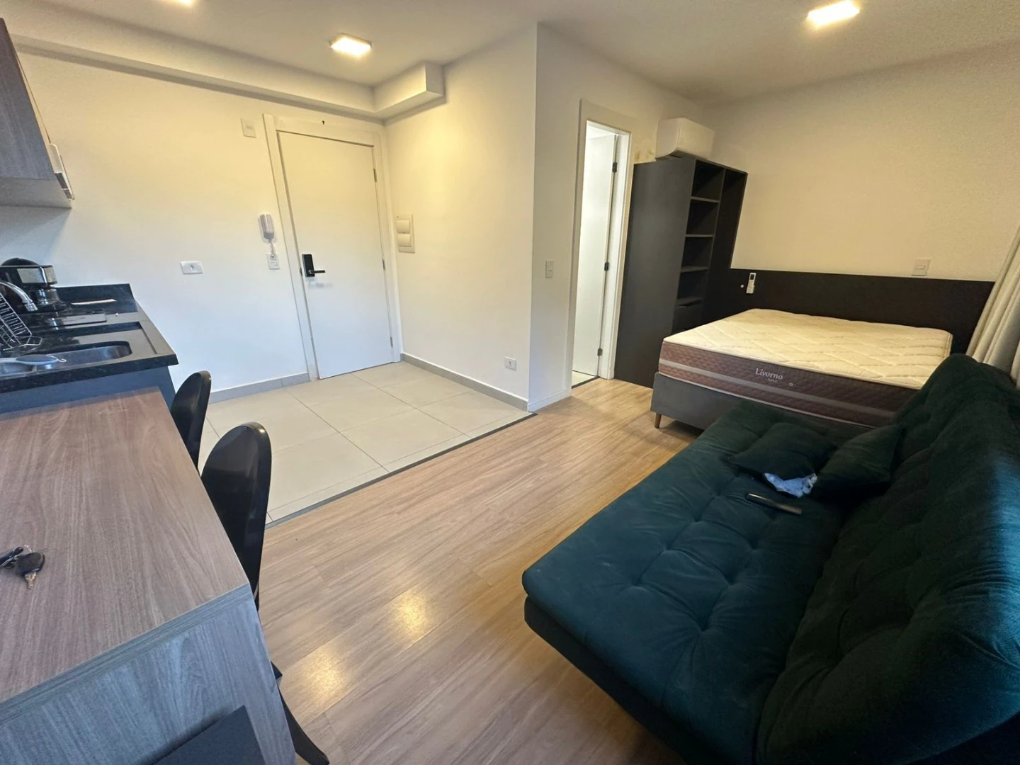 Furnished studio with 1 bedroom and no parking