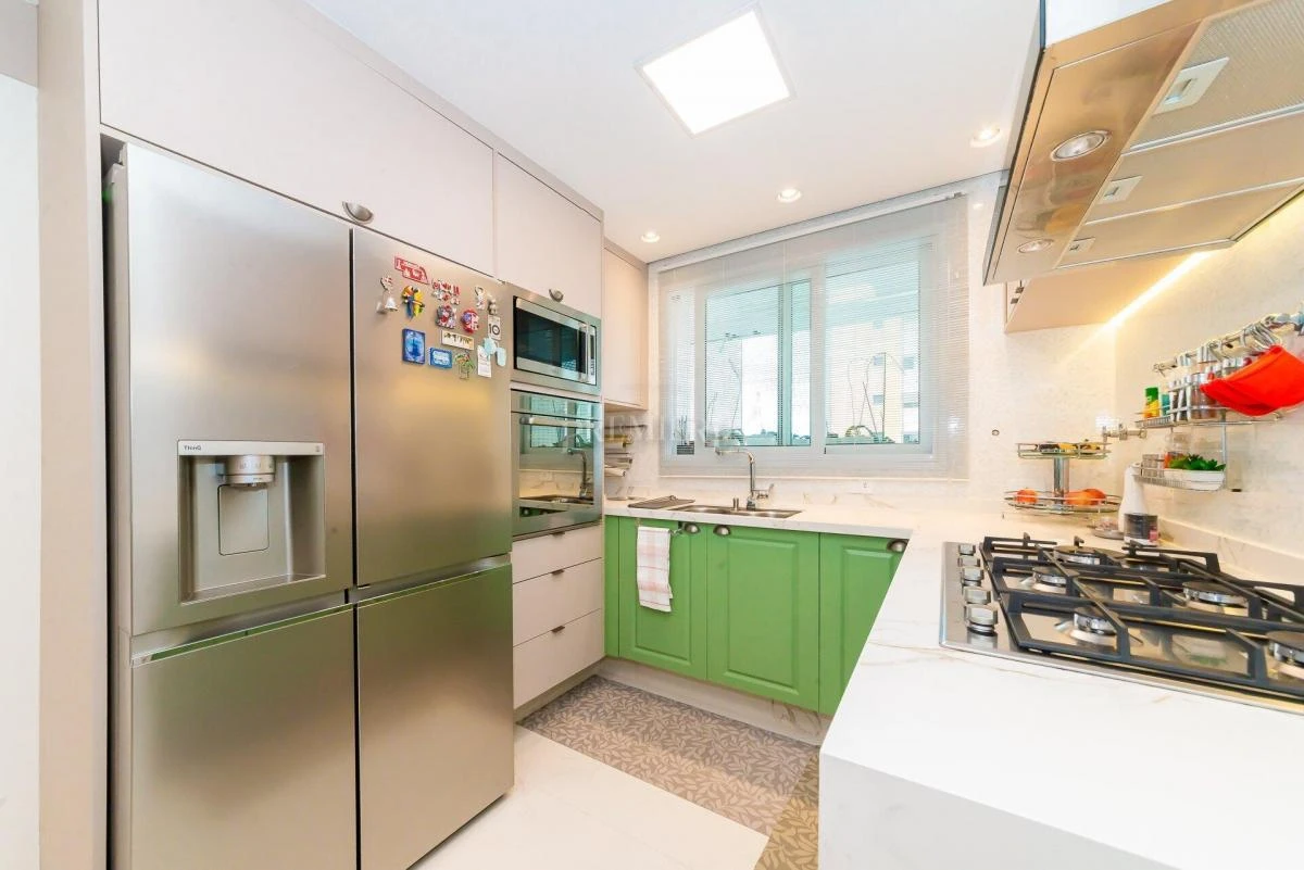 Apartment with 4 bedrooms and 5 baths, with a balcony — photo 11