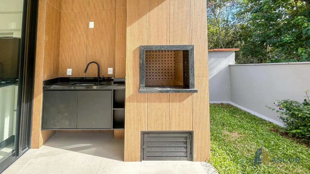 Garden in a 4-bedroom house, 250 m² — photo 26