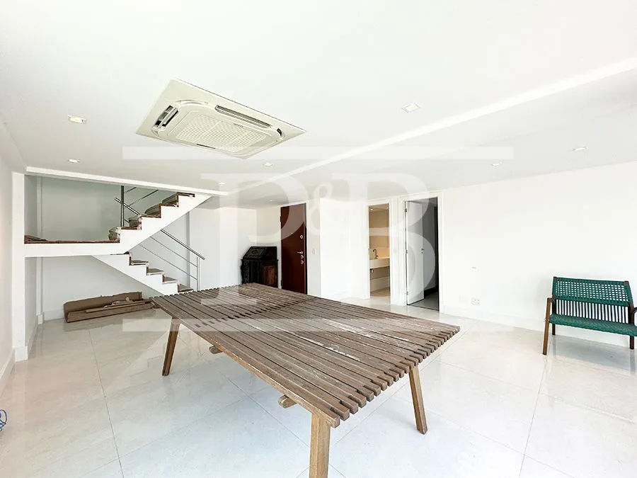 4-bedroom apartment with an enclosed glass balcony — photo 11