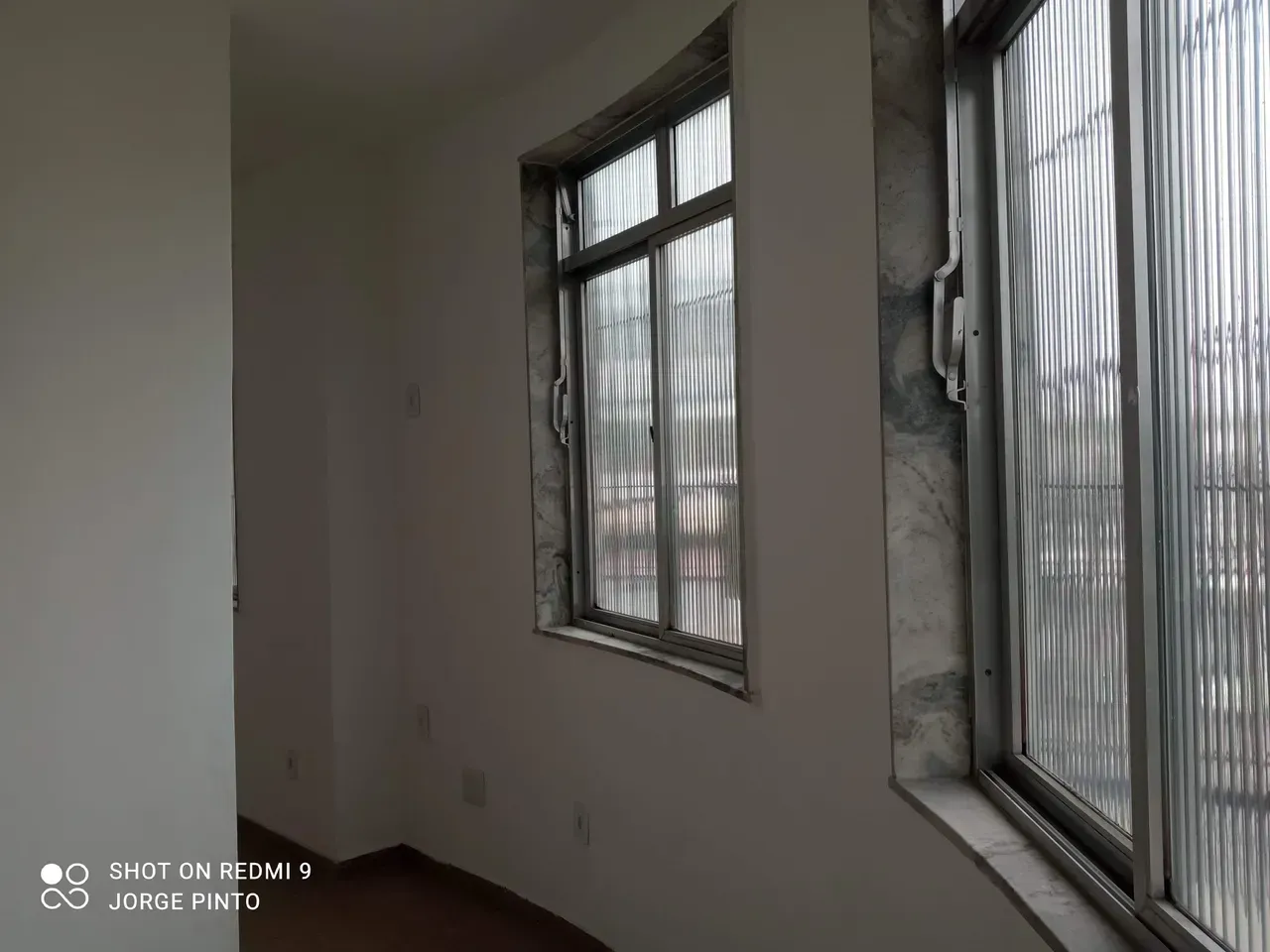 Estudio sin amueblar con 1 dormitorio y cocina compacta — photo 9