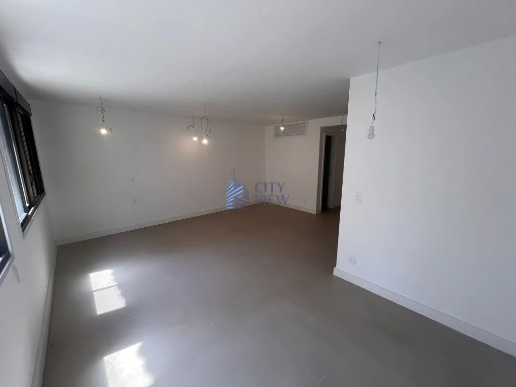 4-bedroom apartment with 5 bathrooms and a balcony — photo 11