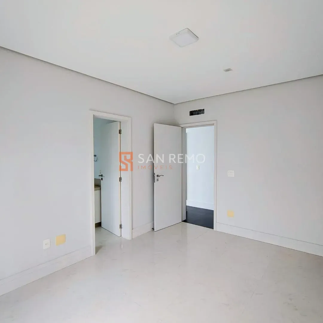 Дом с 3 спальнями и 2 ванными, 4 парковки и 718 м² — photo 33