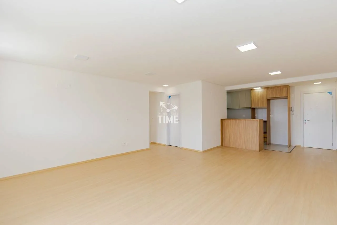 Balcony with a grill in a 3-bedroom apartment, 107 m² — photo 4