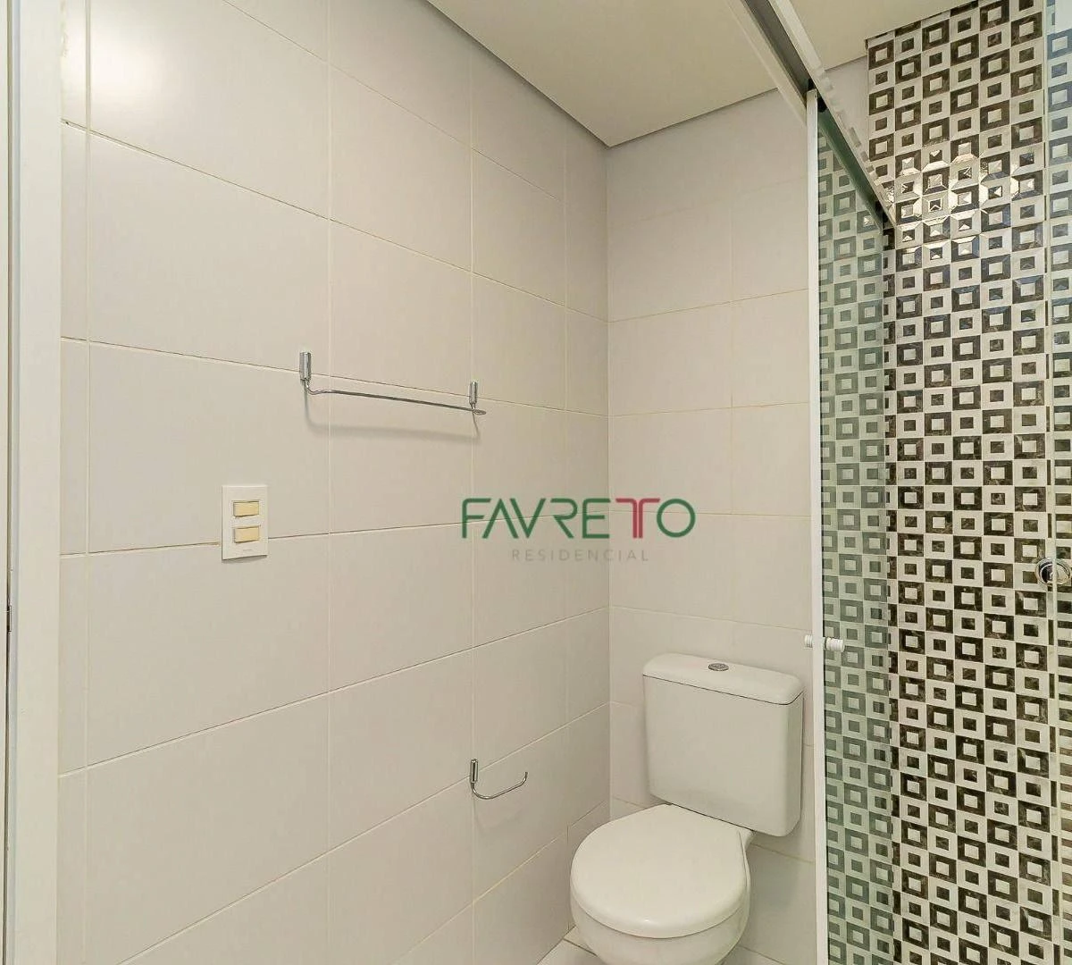 One-bedroom apartment in a building with a pool — photo 37