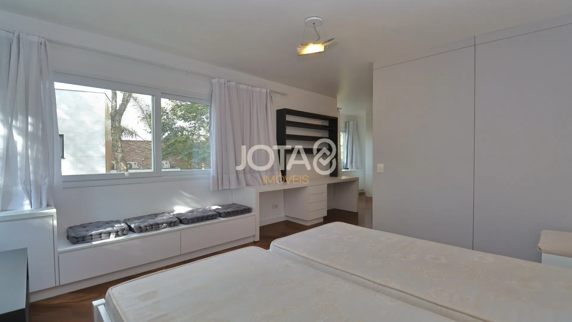 House with 5 bedrooms and a balcony in 370 m² — photo 30