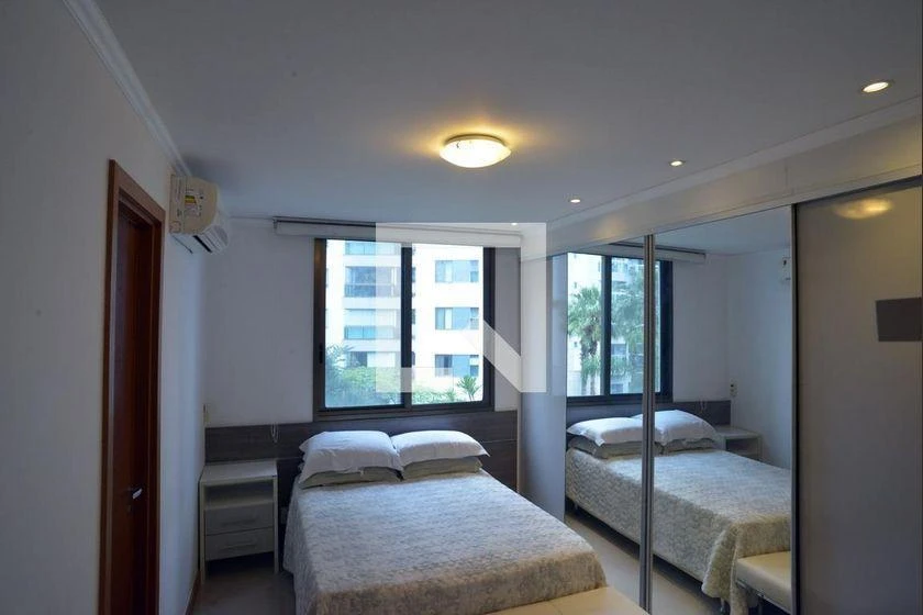 Glass-enclosed balcony in a 4-bedroom apartment, 233 m² — photo 2