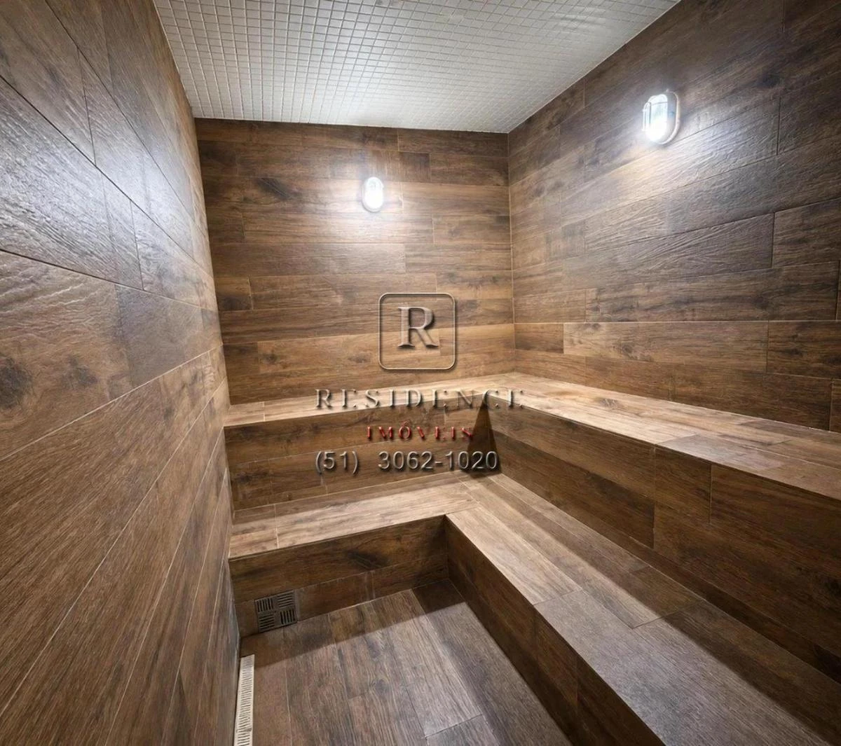 Balcony with a grill in a 2-bedroom apartment, 172 m² — photo 28