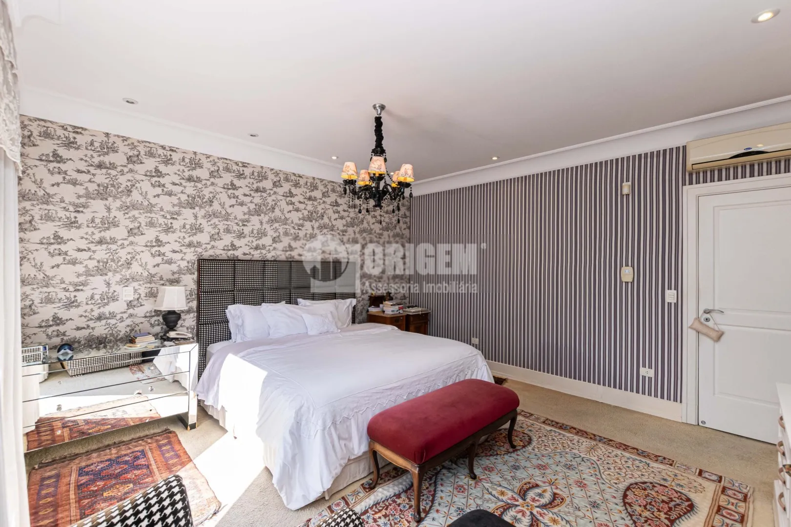 589 m² house with a bathtub and a water view — photo 18