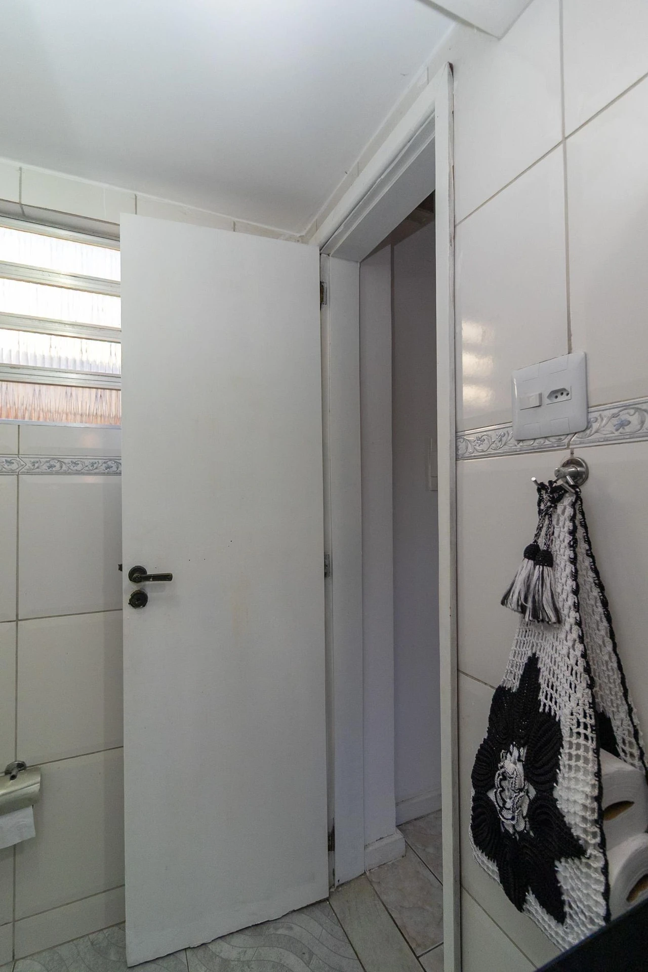 Furnished 4-bedroom apartment with balcony and desk area — photo 41