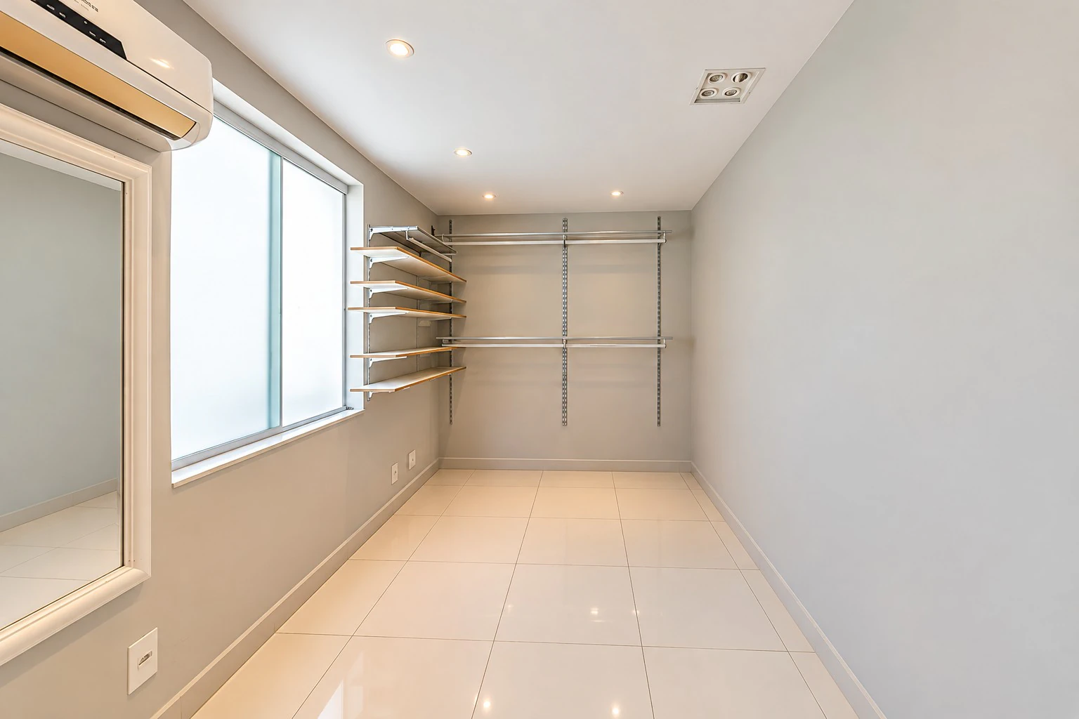 Furnished house, 1100 m², with a glass-enclosed balcony — photo 26