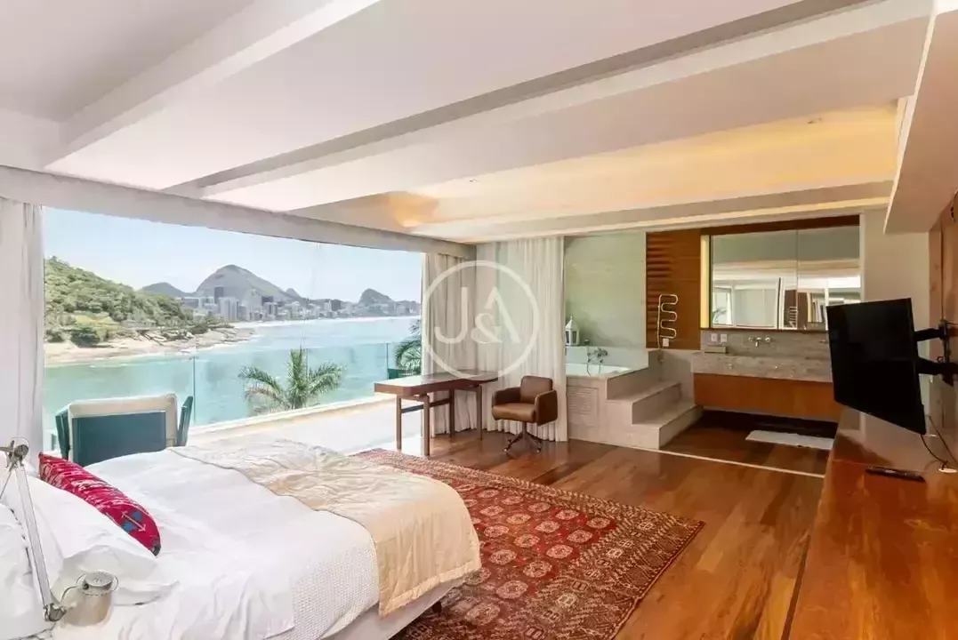 Casa com 5 quartos e 5 banheiros com 700 m²